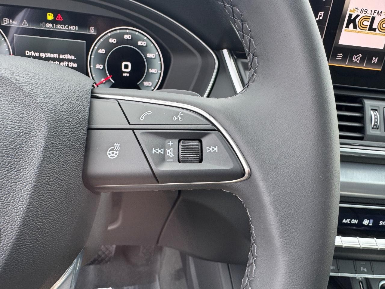 Audi Q5 Vehicle Full-screen Gallery Image 22