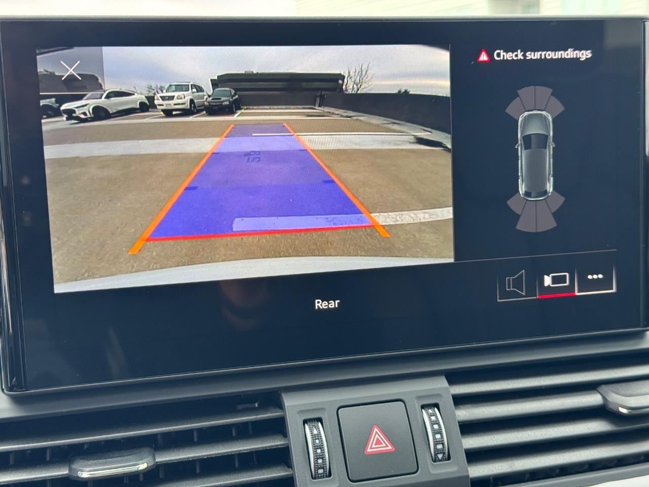 Audi Q5 Vehicle Full-screen Gallery Image 25