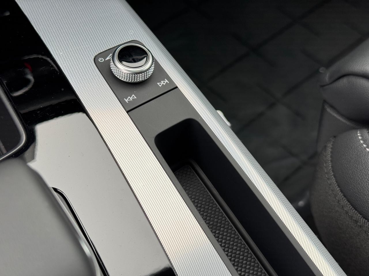 Audi Q5 Vehicle Full-screen Gallery Image 28