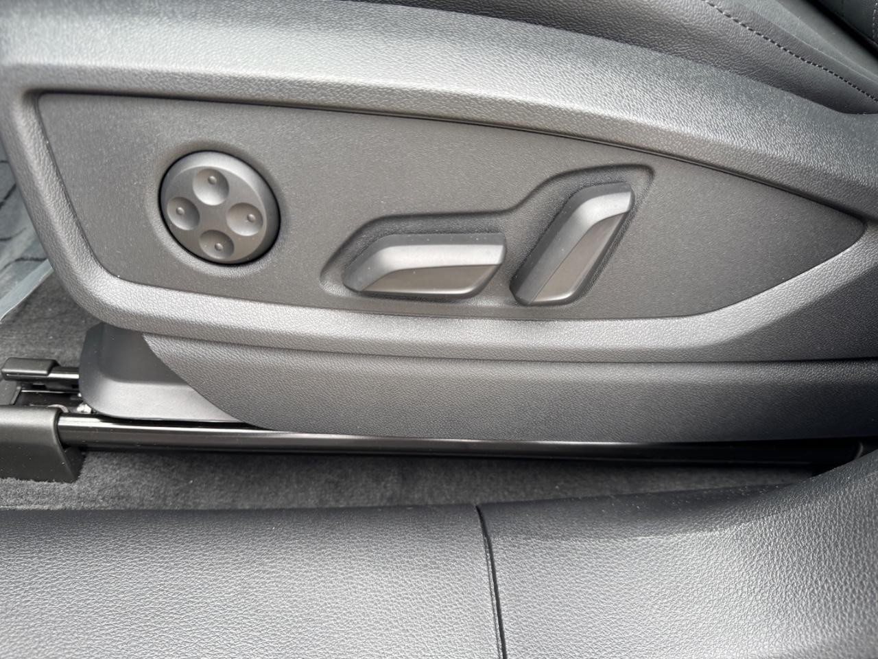 Audi Q5 Vehicle Full-screen Gallery Image 32