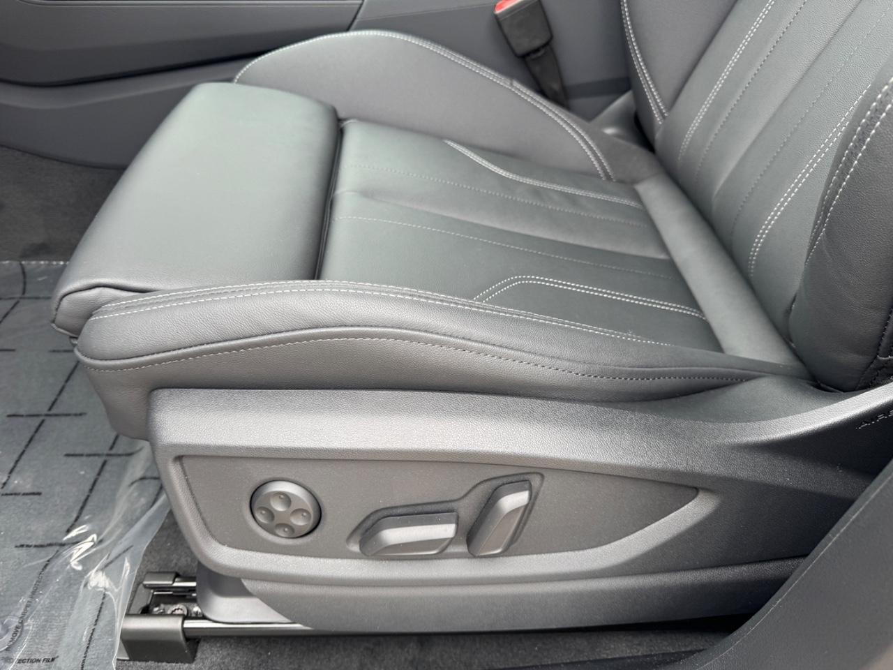 Audi Q5 Vehicle Full-screen Gallery Image 33