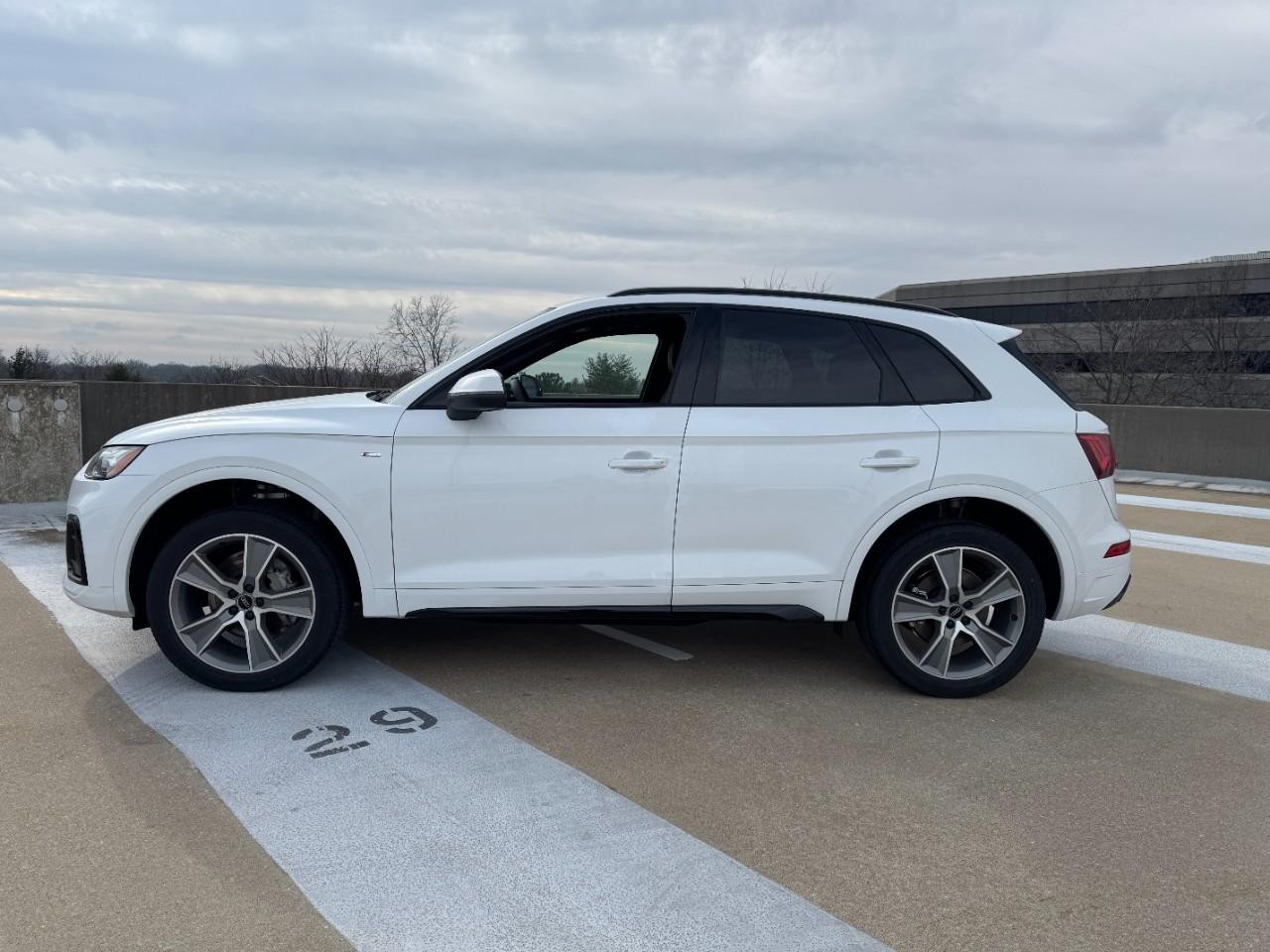 Audi Q5 Vehicle Full-screen Gallery Image 02