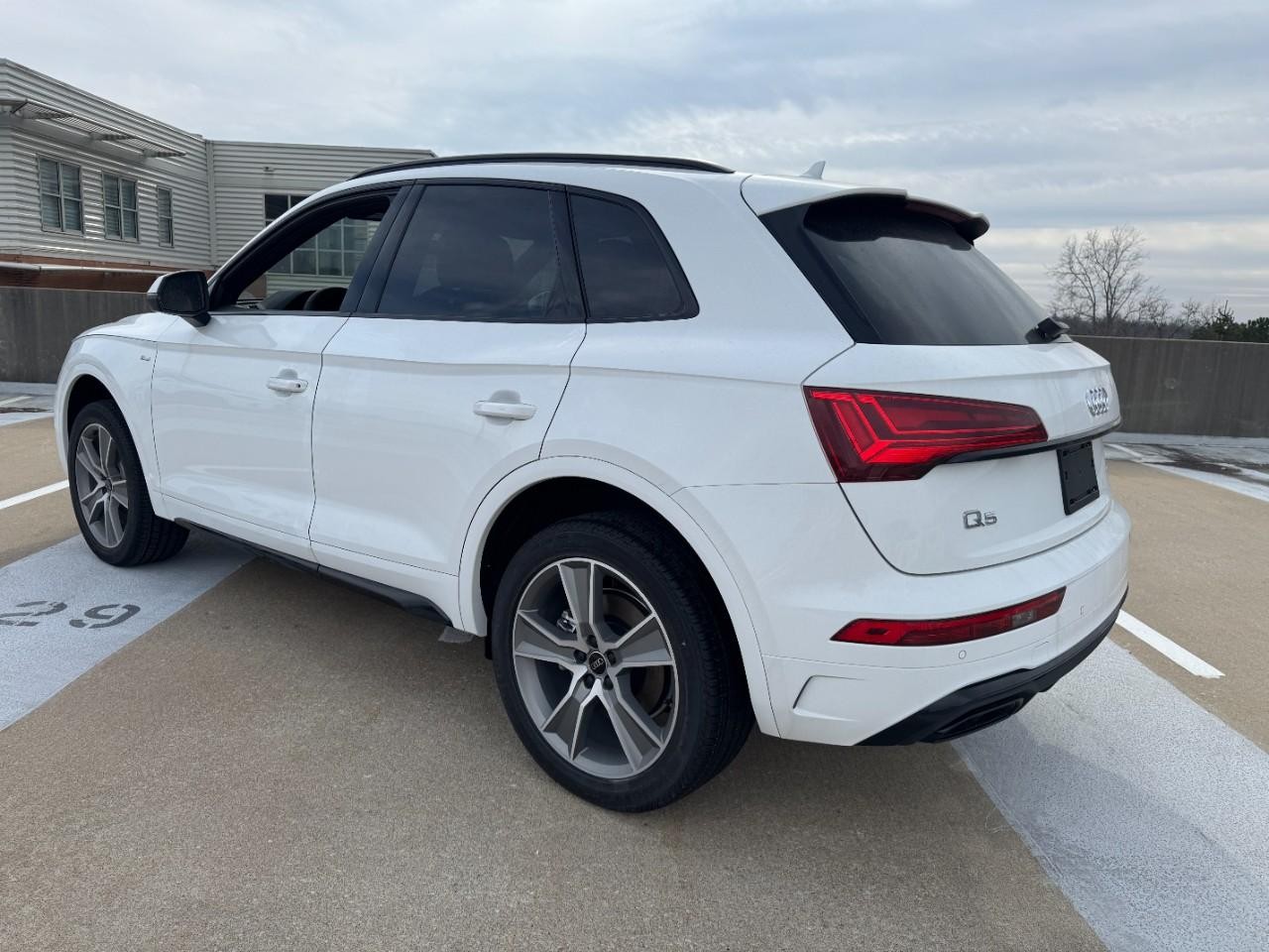 Audi Q5 Vehicle Full-screen Gallery Image 03