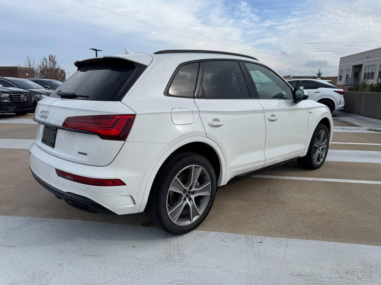 Audi Q5 Vehicle Full-screen Gallery Image 04