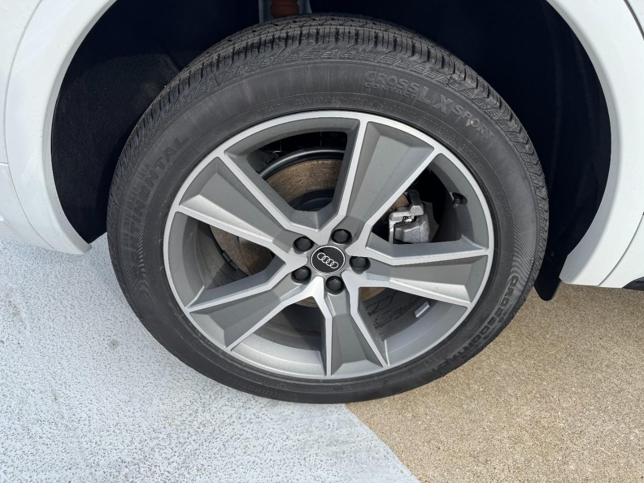 Audi Q5 Vehicle Full-screen Gallery Image 05