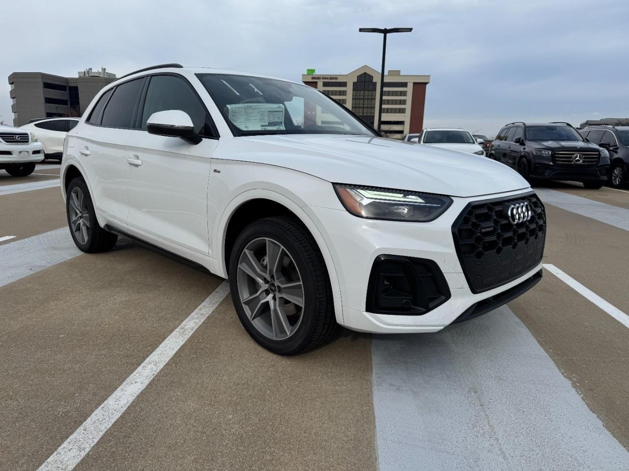 Audi Q5 Vehicle Full-screen Gallery Image 06