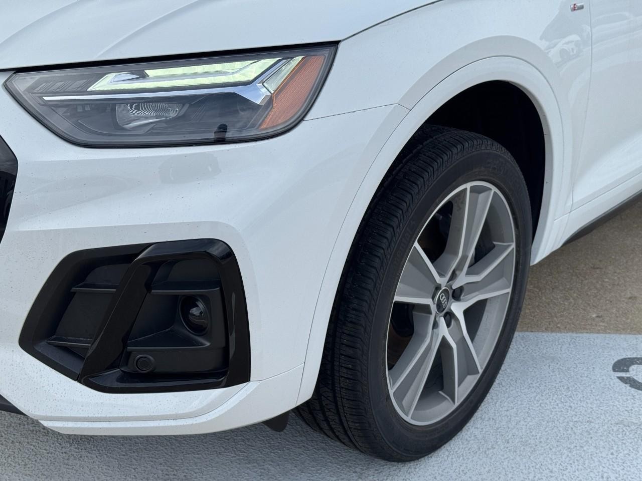 Audi Q5 Vehicle Full-screen Gallery Image 09