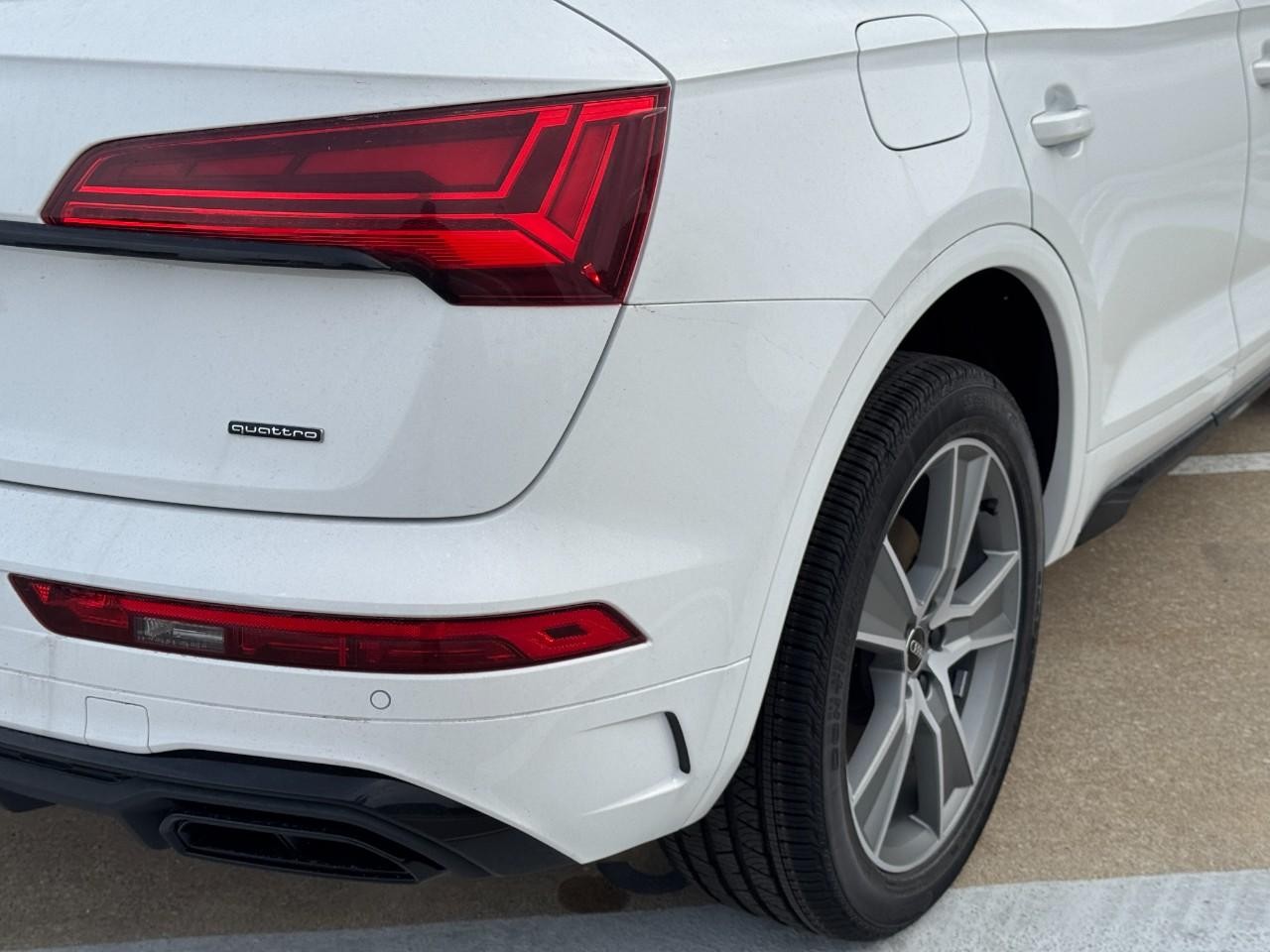 Audi Q5 Vehicle Full-screen Gallery Image 12