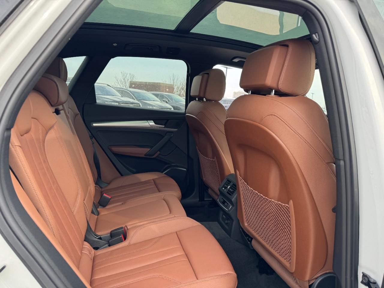 Audi Q5 Vehicle Full-screen Gallery Image 13