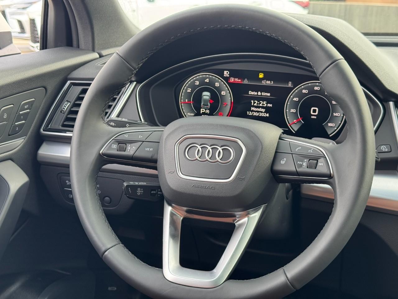 Audi Q5 Vehicle Full-screen Gallery Image 15