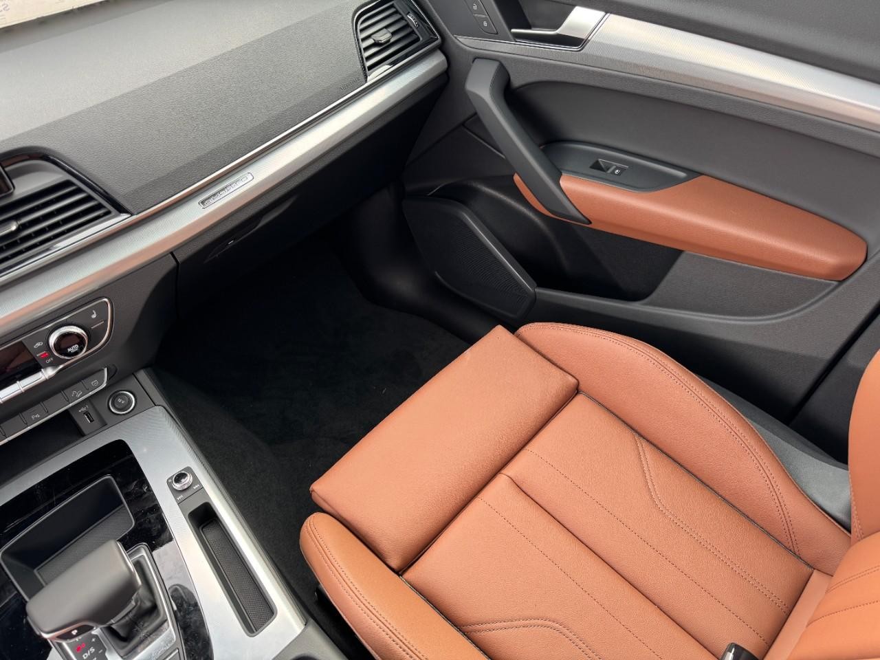 Audi Q5 Vehicle Full-screen Gallery Image 18