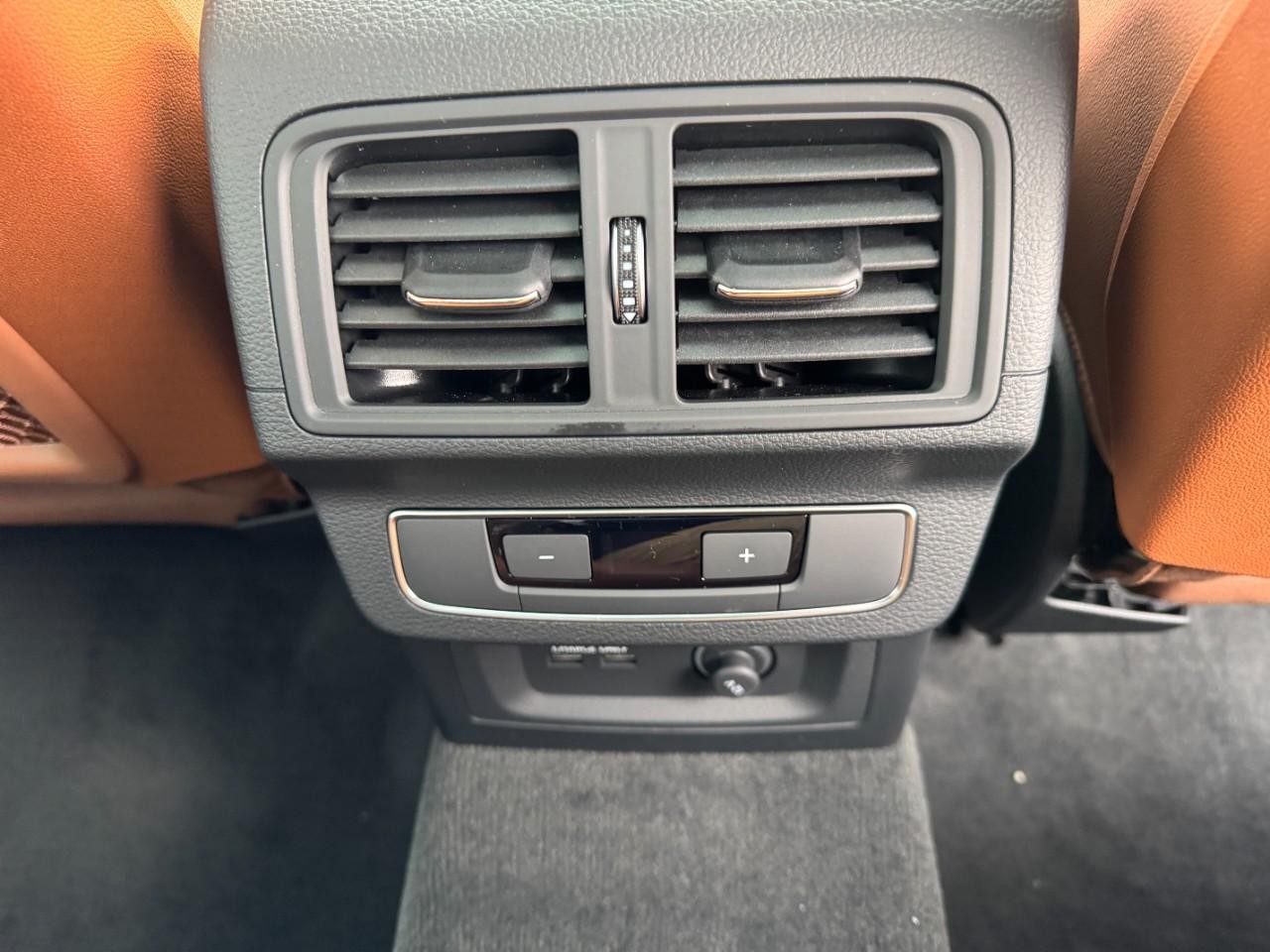 Audi Q5 Vehicle Full-screen Gallery Image 19