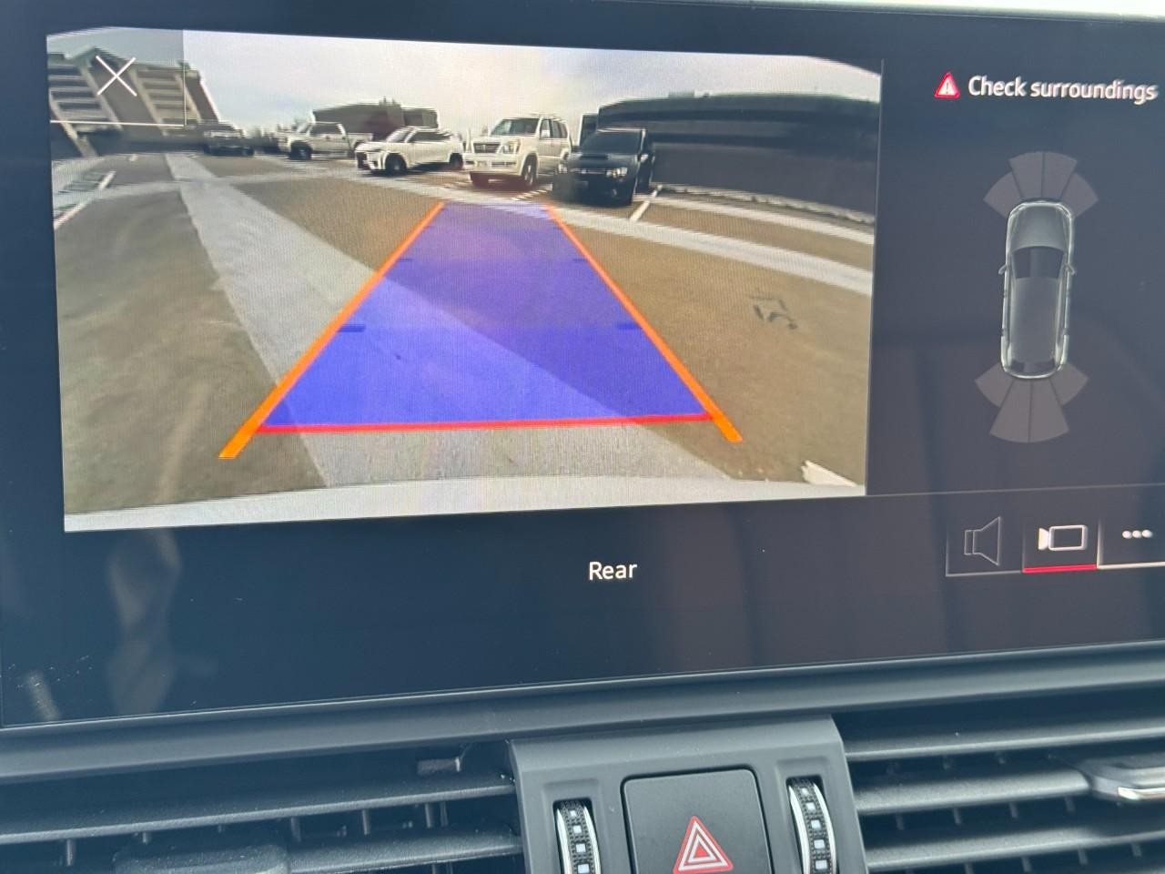 Audi Q5 Vehicle Full-screen Gallery Image 24