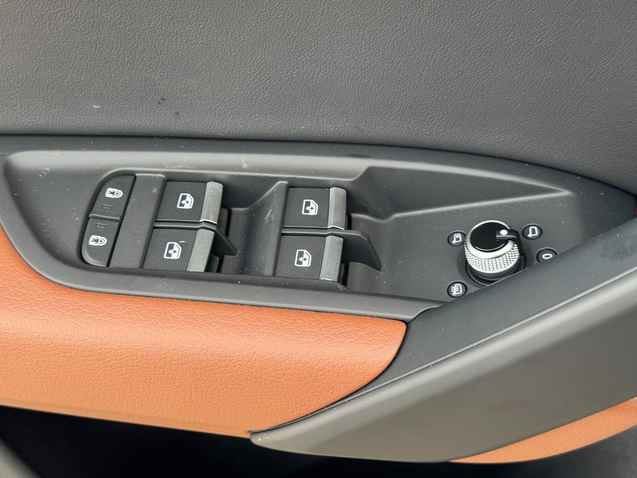 Audi Q5 Vehicle Full-screen Gallery Image 30