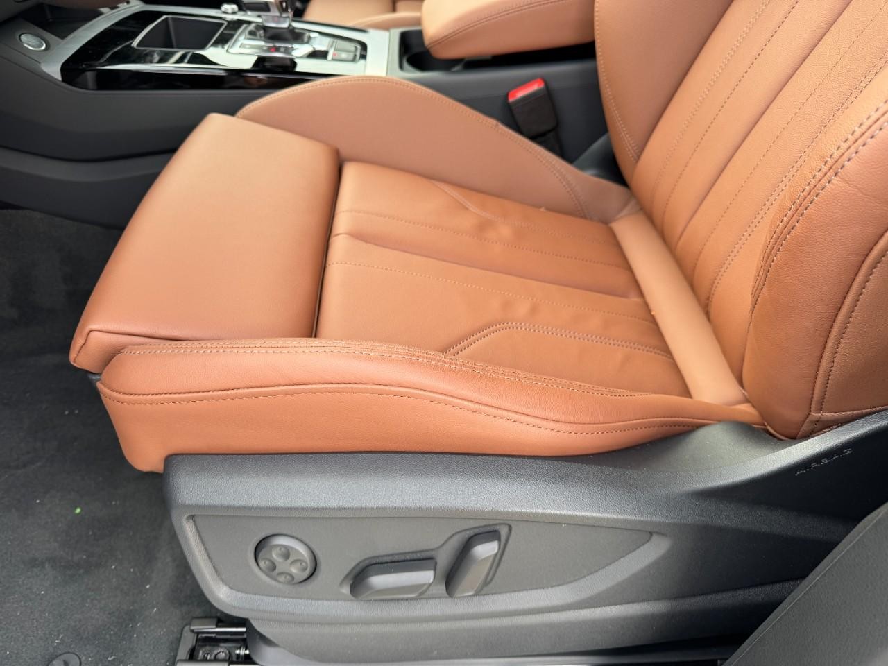 Audi Q5 Vehicle Full-screen Gallery Image 33