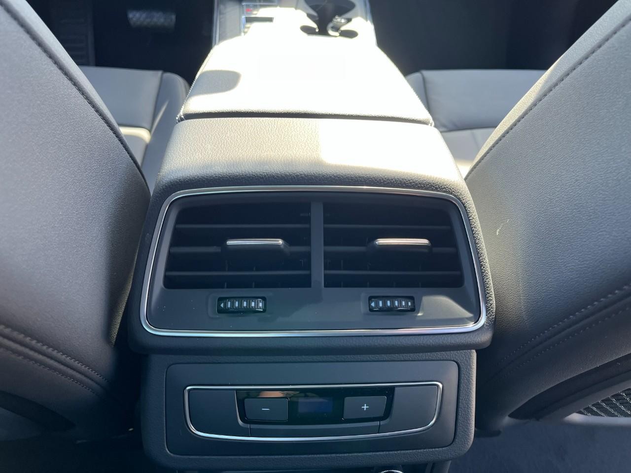 Audi A6 Sedan Vehicle Full-screen Gallery Image 18