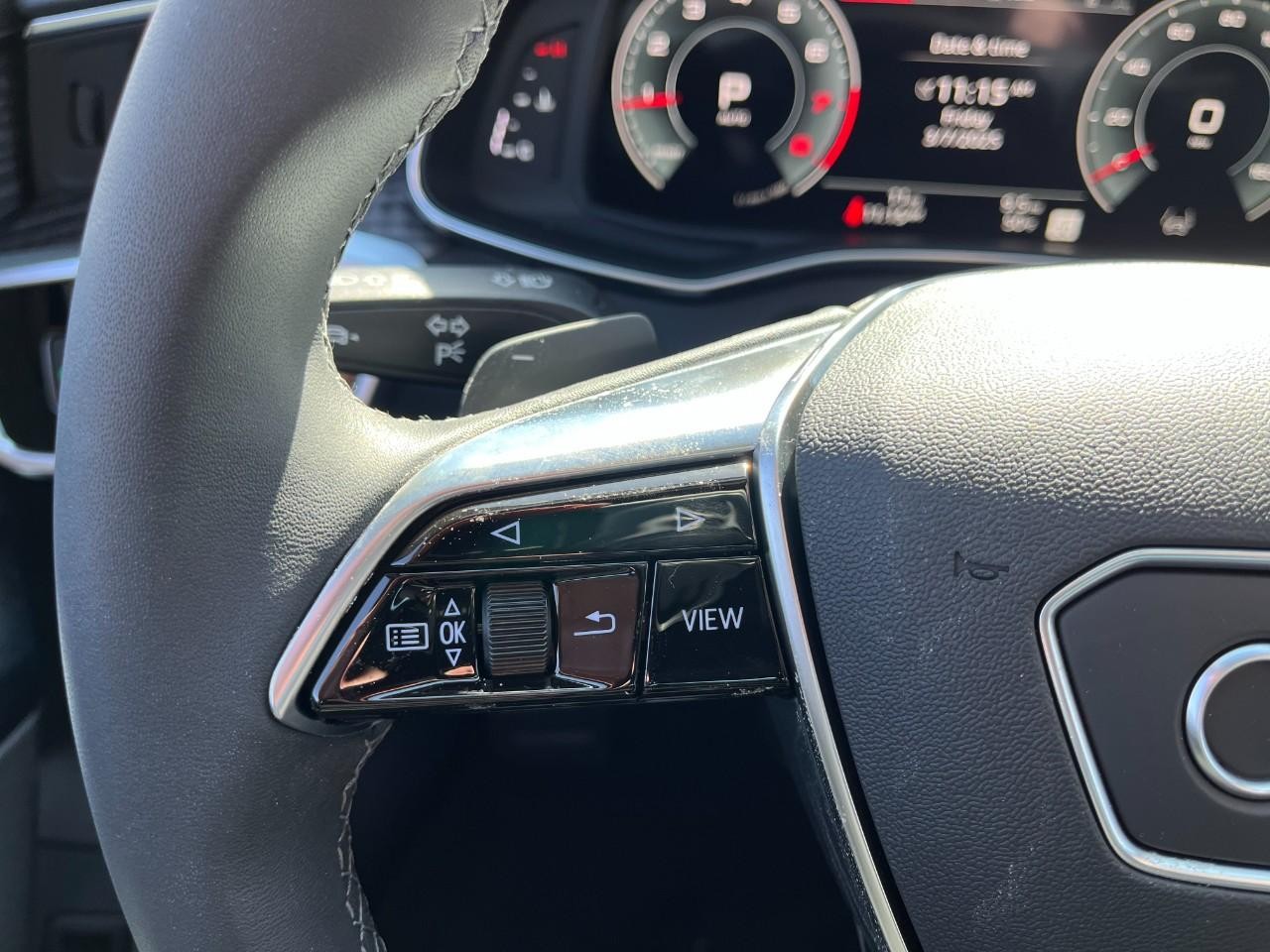 Audi A6 Sedan Vehicle Full-screen Gallery Image 21