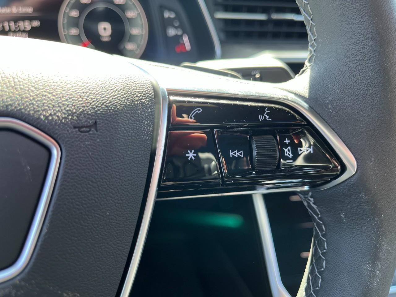 Audi A6 Sedan Vehicle Full-screen Gallery Image 23