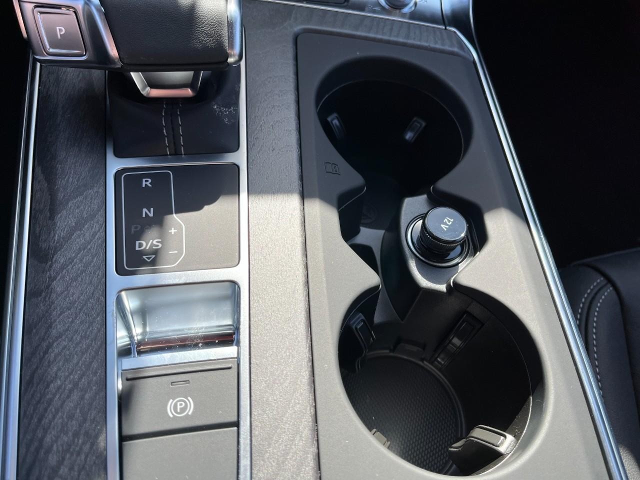 Audi A6 Sedan Vehicle Full-screen Gallery Image 29