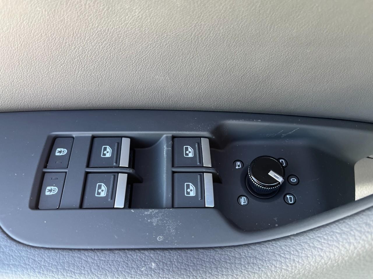 Audi A6 Sedan Vehicle Full-screen Gallery Image 33