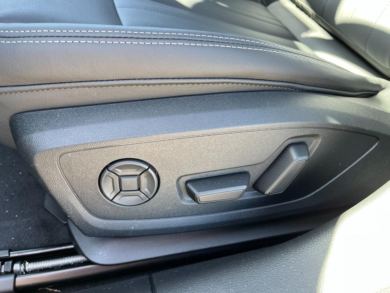 Audi A6 Sedan Vehicle Full-screen Gallery Image 34