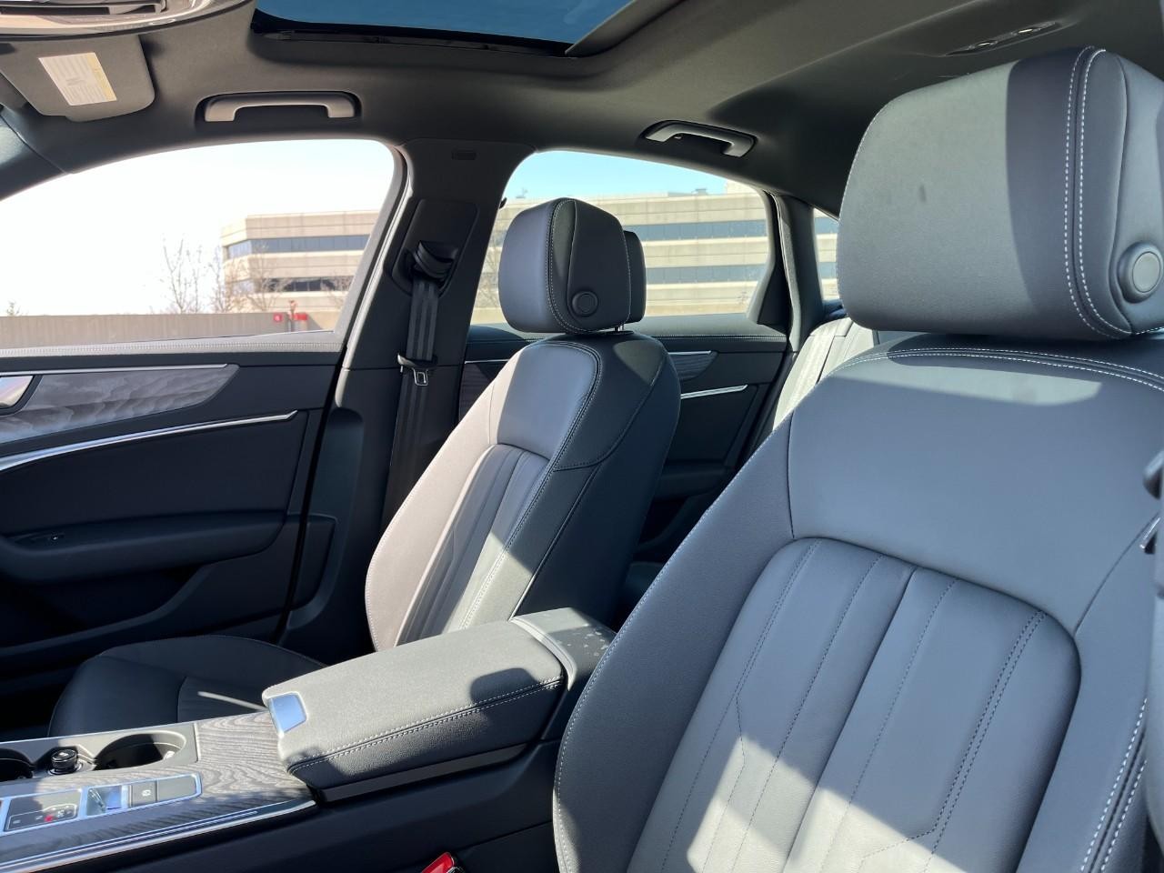 Audi A6 Sedan Vehicle Full-screen Gallery Image 35