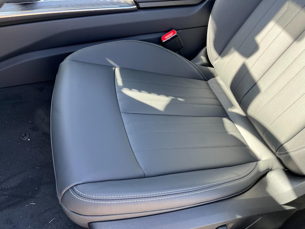 Audi A6 Sedan Vehicle Full-screen Gallery Image 36