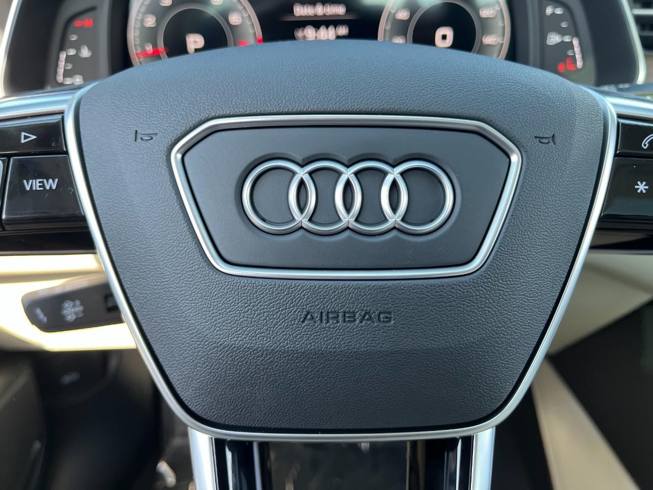 Audi A6 Sedan Vehicle Full-screen Gallery Image 22