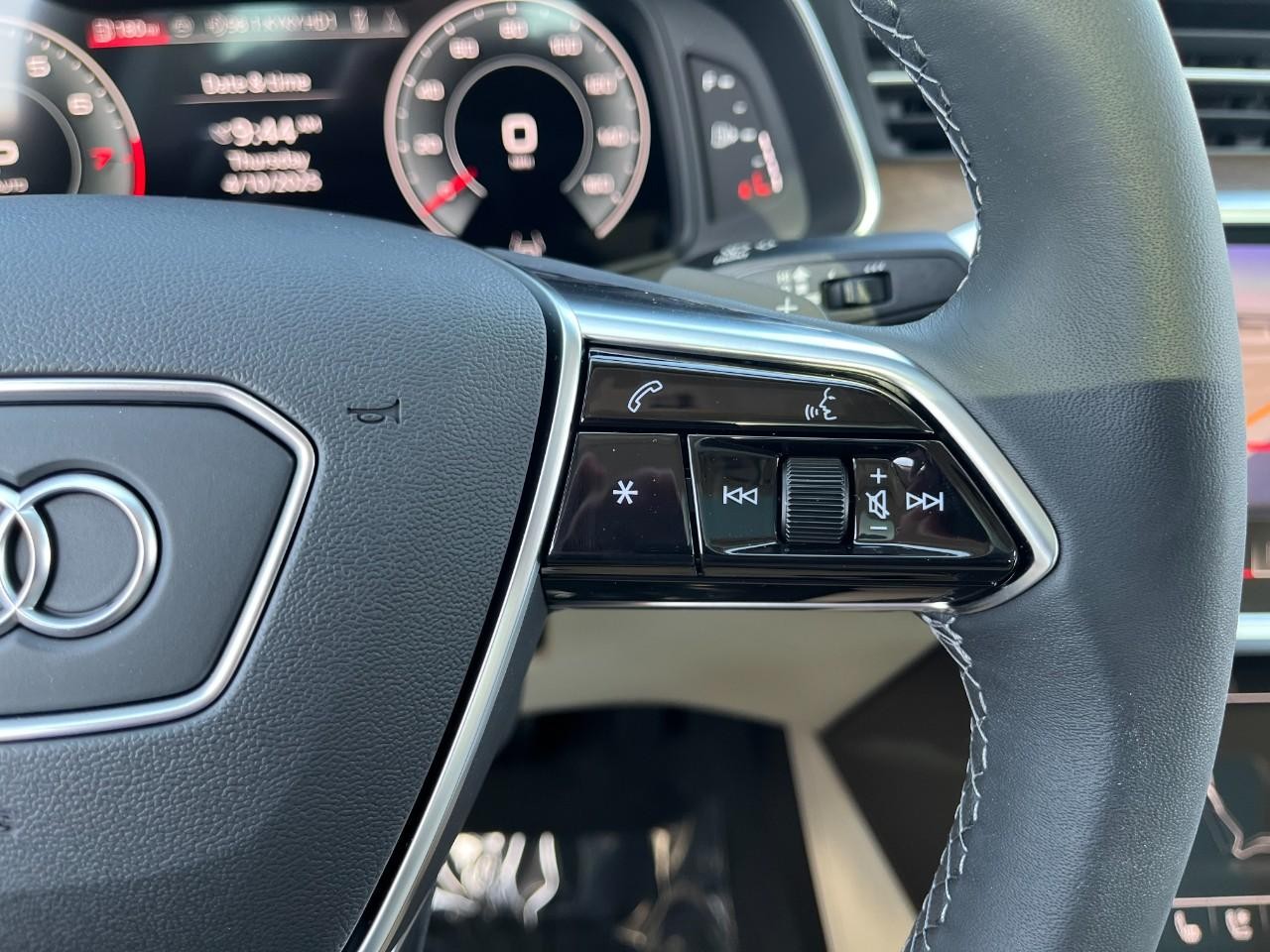 Audi A6 Sedan Vehicle Full-screen Gallery Image 23