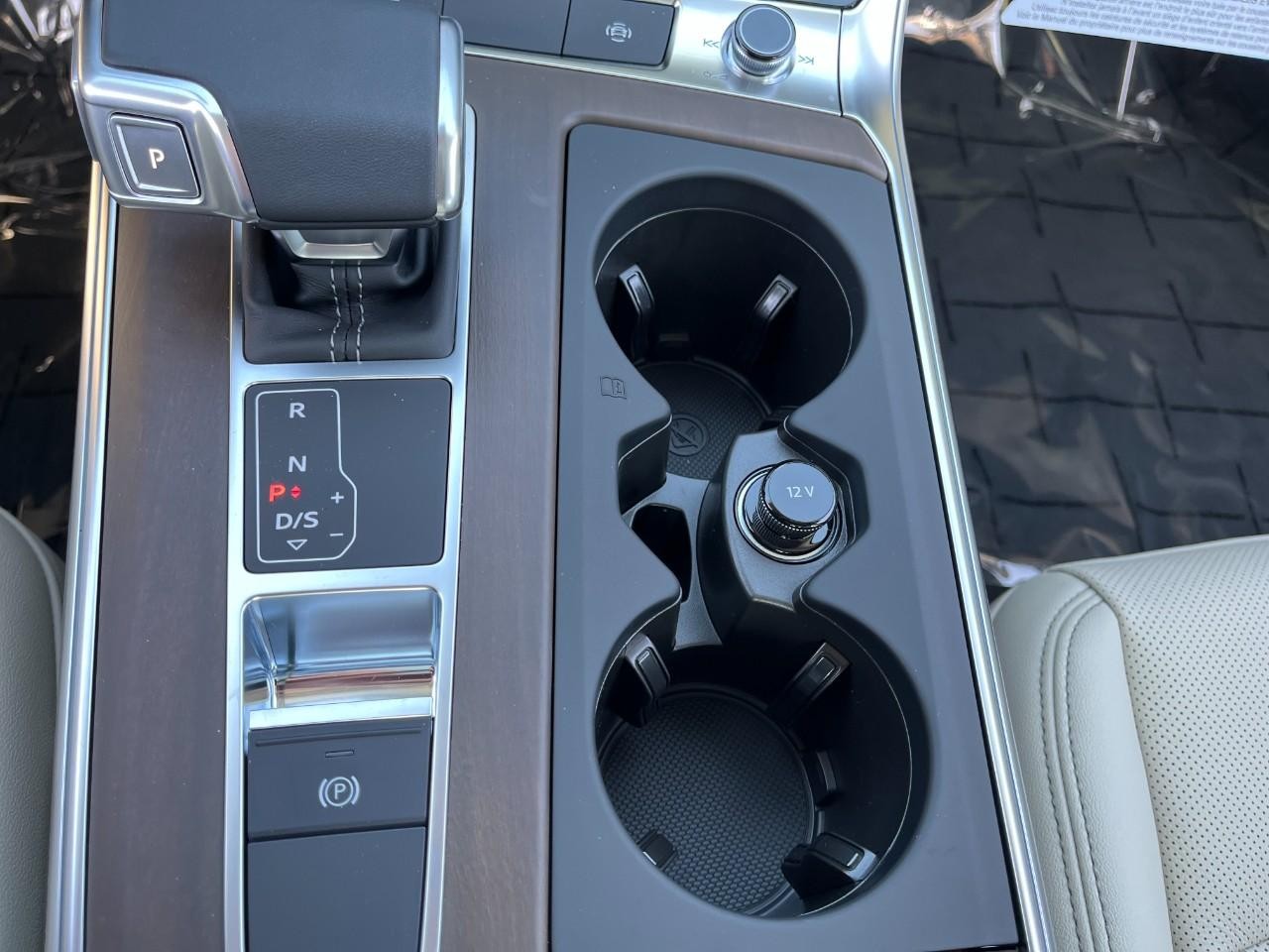 Audi A6 Sedan Vehicle Full-screen Gallery Image 28