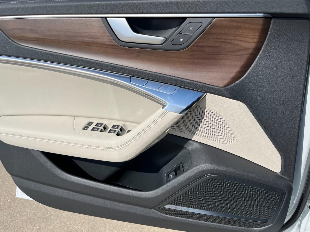 Audi A6 Sedan Vehicle Full-screen Gallery Image 30