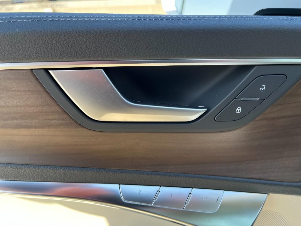 Audi A6 Sedan Vehicle Full-screen Gallery Image 31