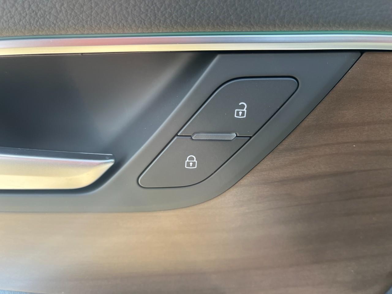 Audi A6 Sedan Vehicle Full-screen Gallery Image 32