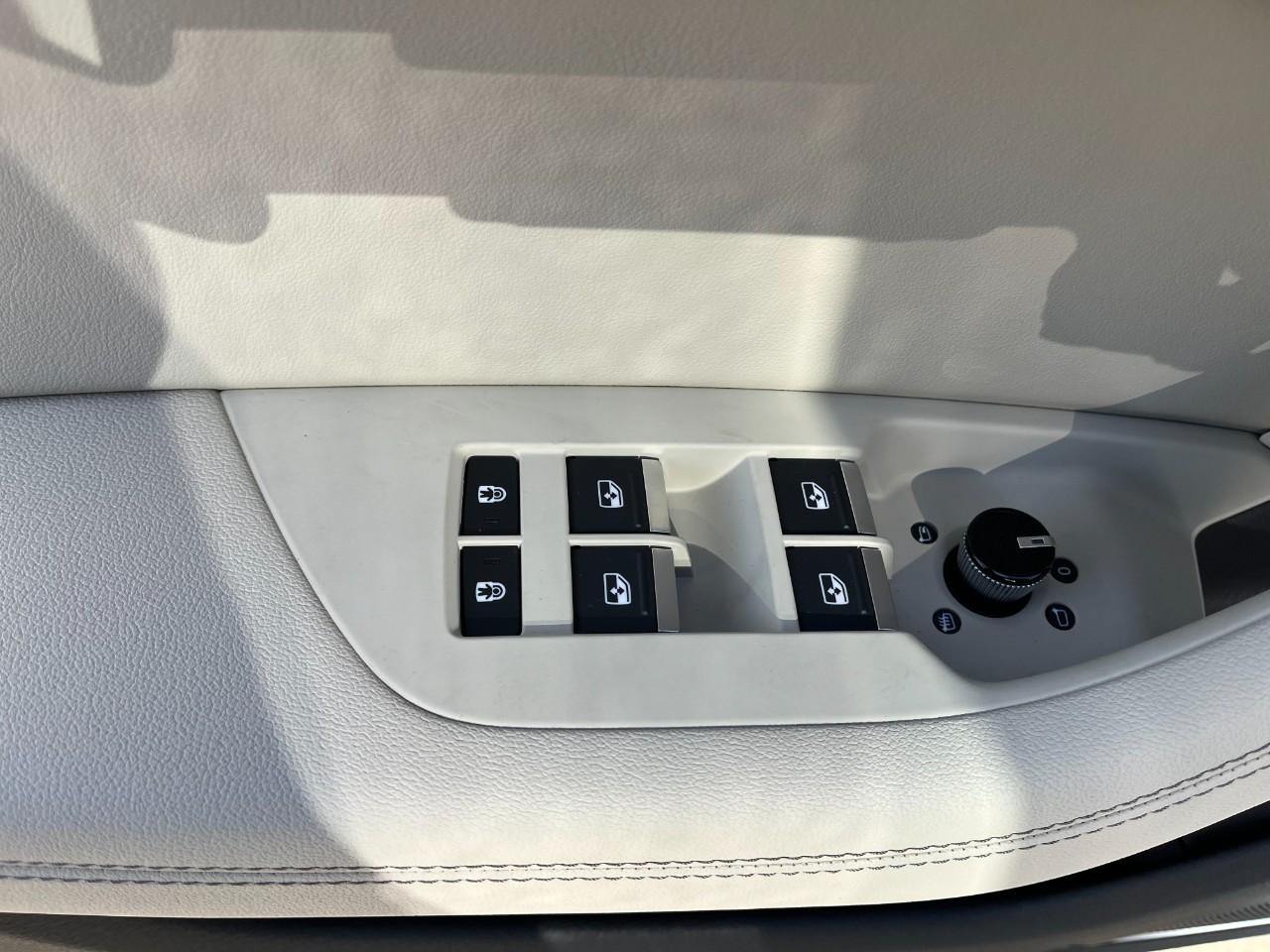 Audi A6 Sedan Vehicle Full-screen Gallery Image 34