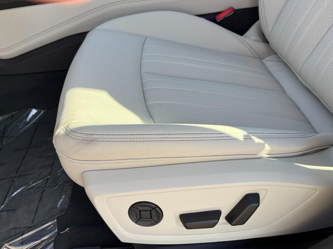 Audi A6 Sedan Vehicle Full-screen Gallery Image 35