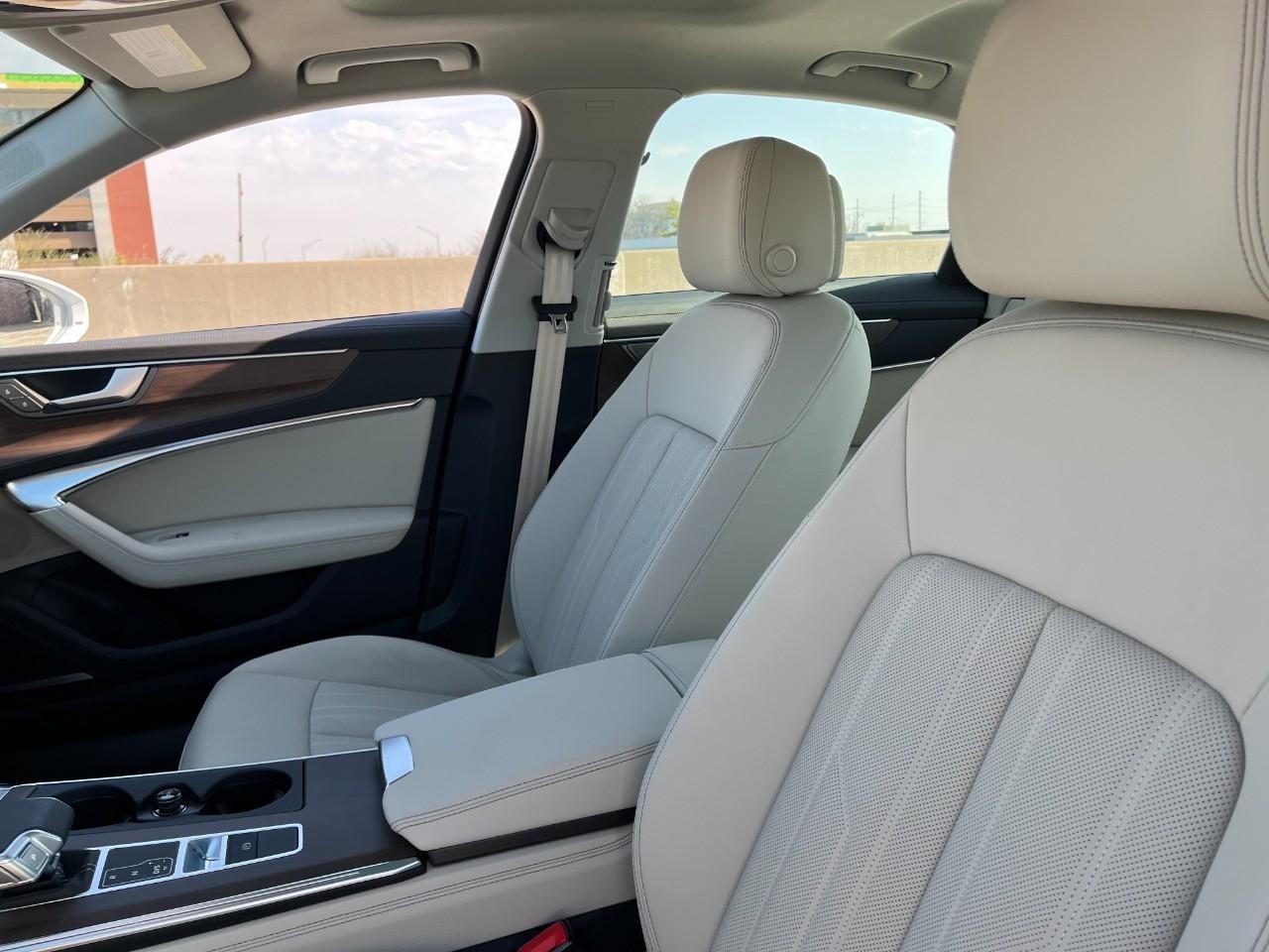 Audi A6 Sedan Vehicle Full-screen Gallery Image 36