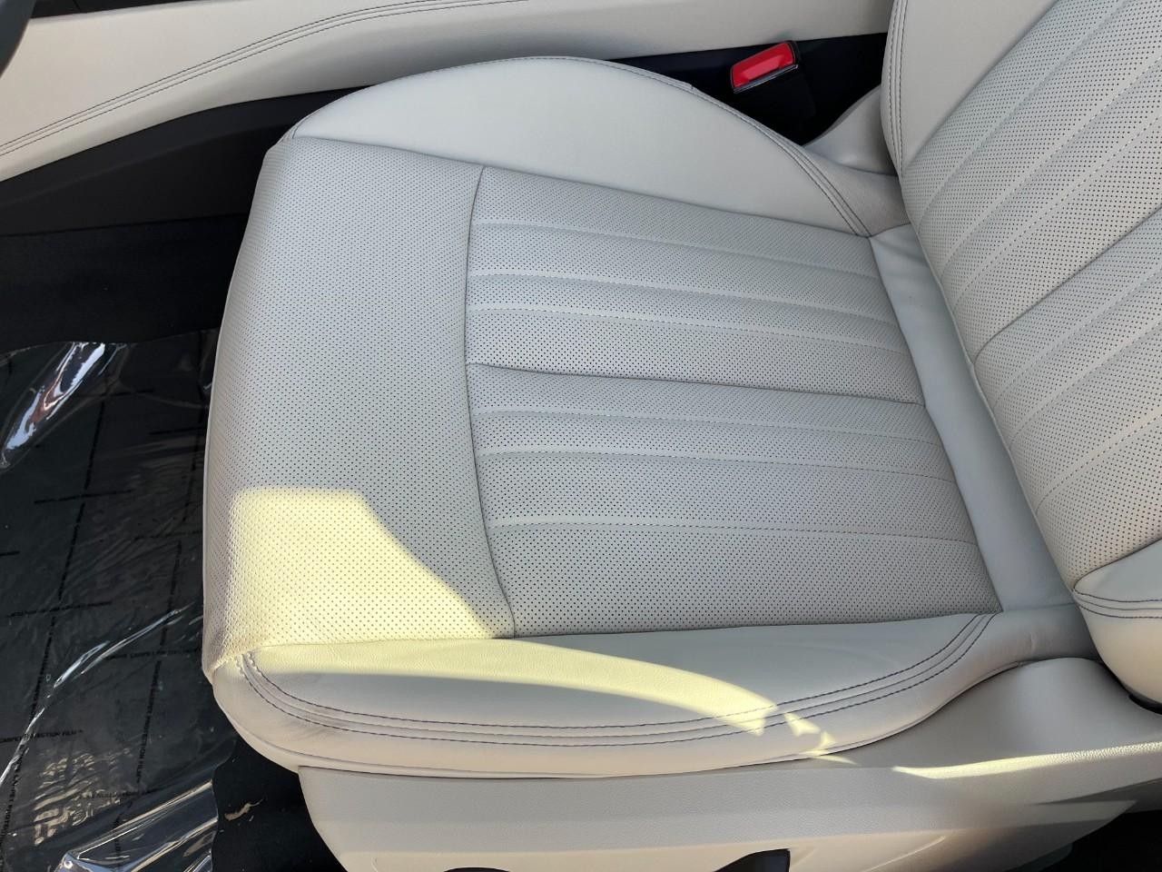 Audi A6 Sedan Vehicle Full-screen Gallery Image 37