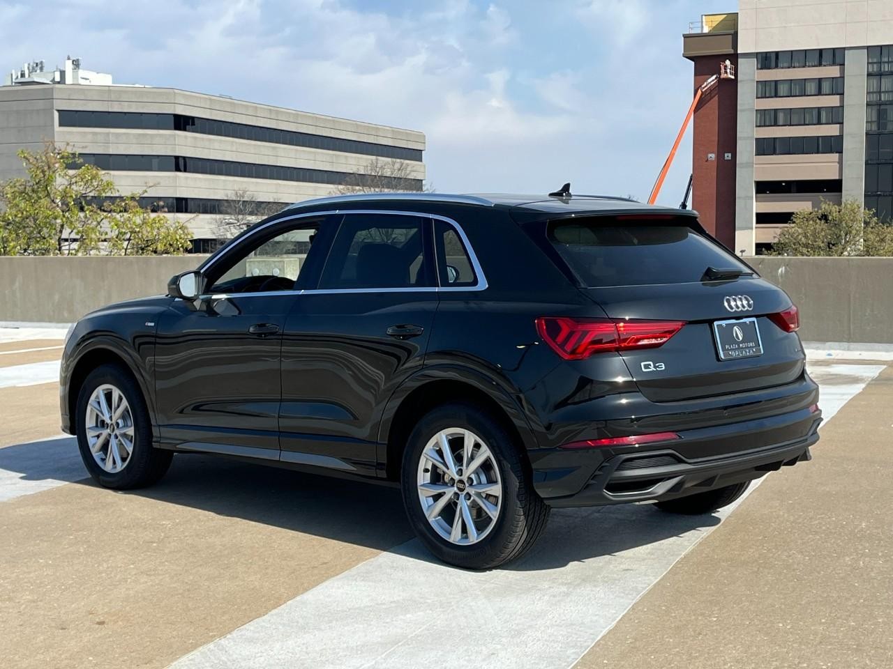 Audi Q3 Vehicle Full-screen Gallery Image 3