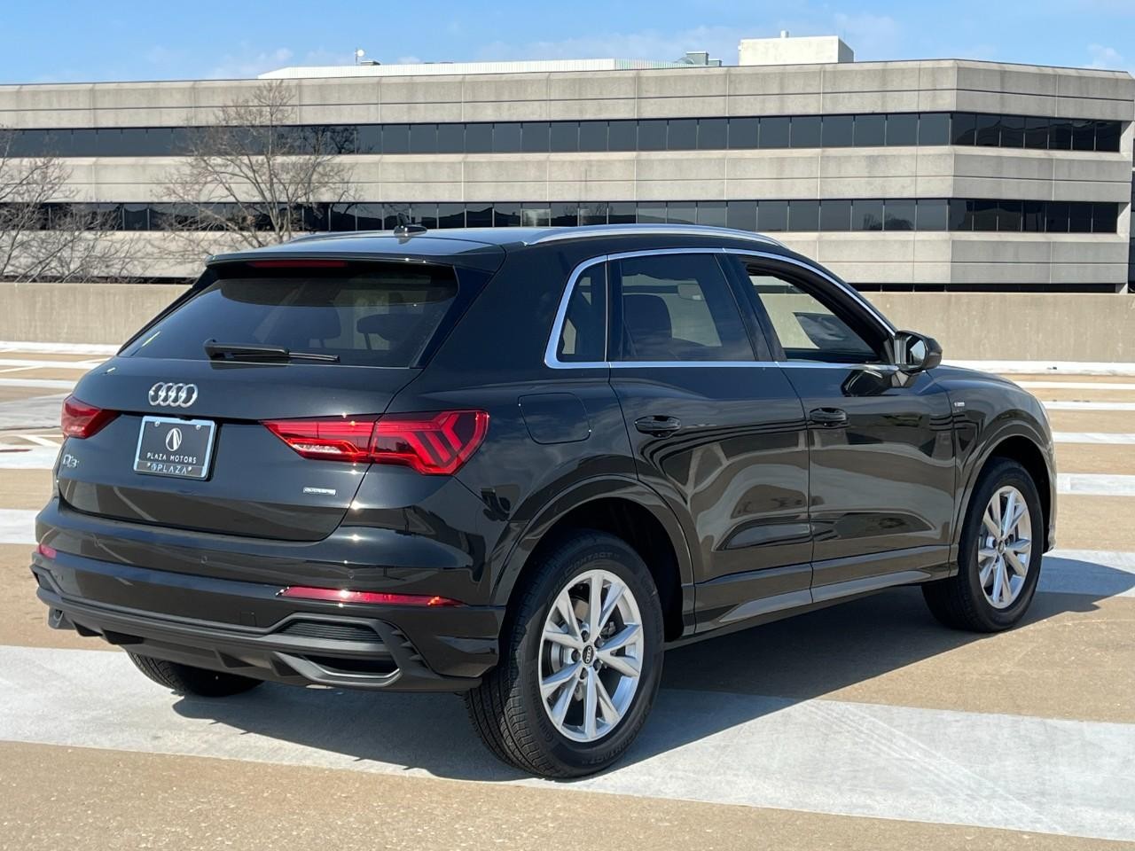 Audi Q3 Vehicle Full-screen Gallery Image 4