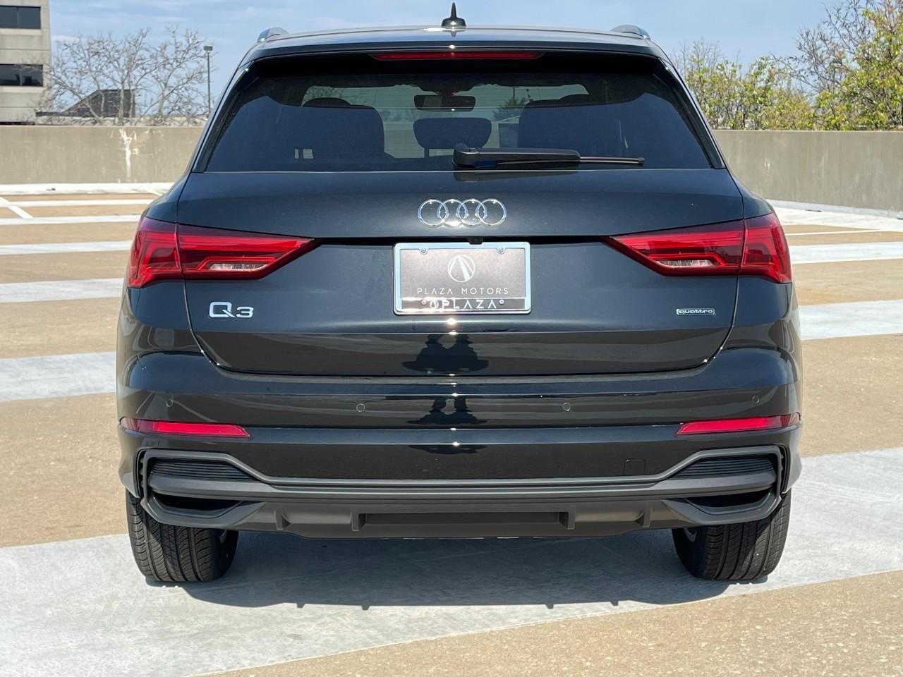 Audi Q3 Vehicle Full-screen Gallery Image 10