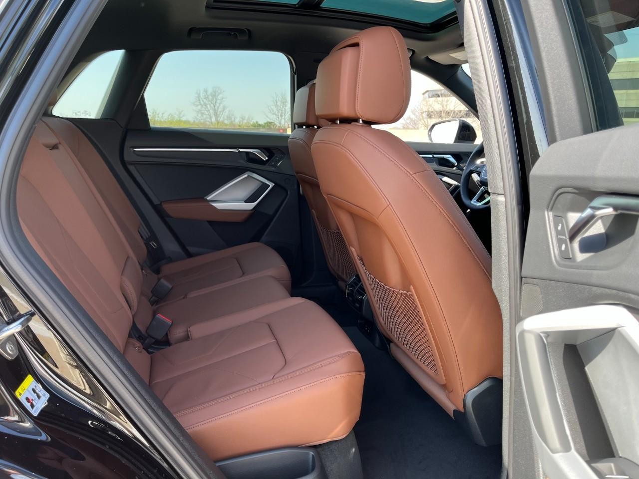 Audi Q3 Vehicle Full-screen Gallery Image 13