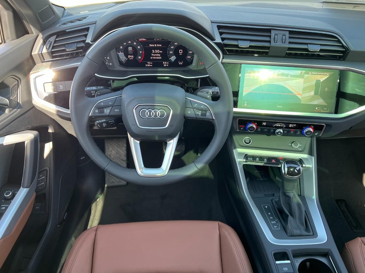Audi Q3 Vehicle Full-screen Gallery Image 15