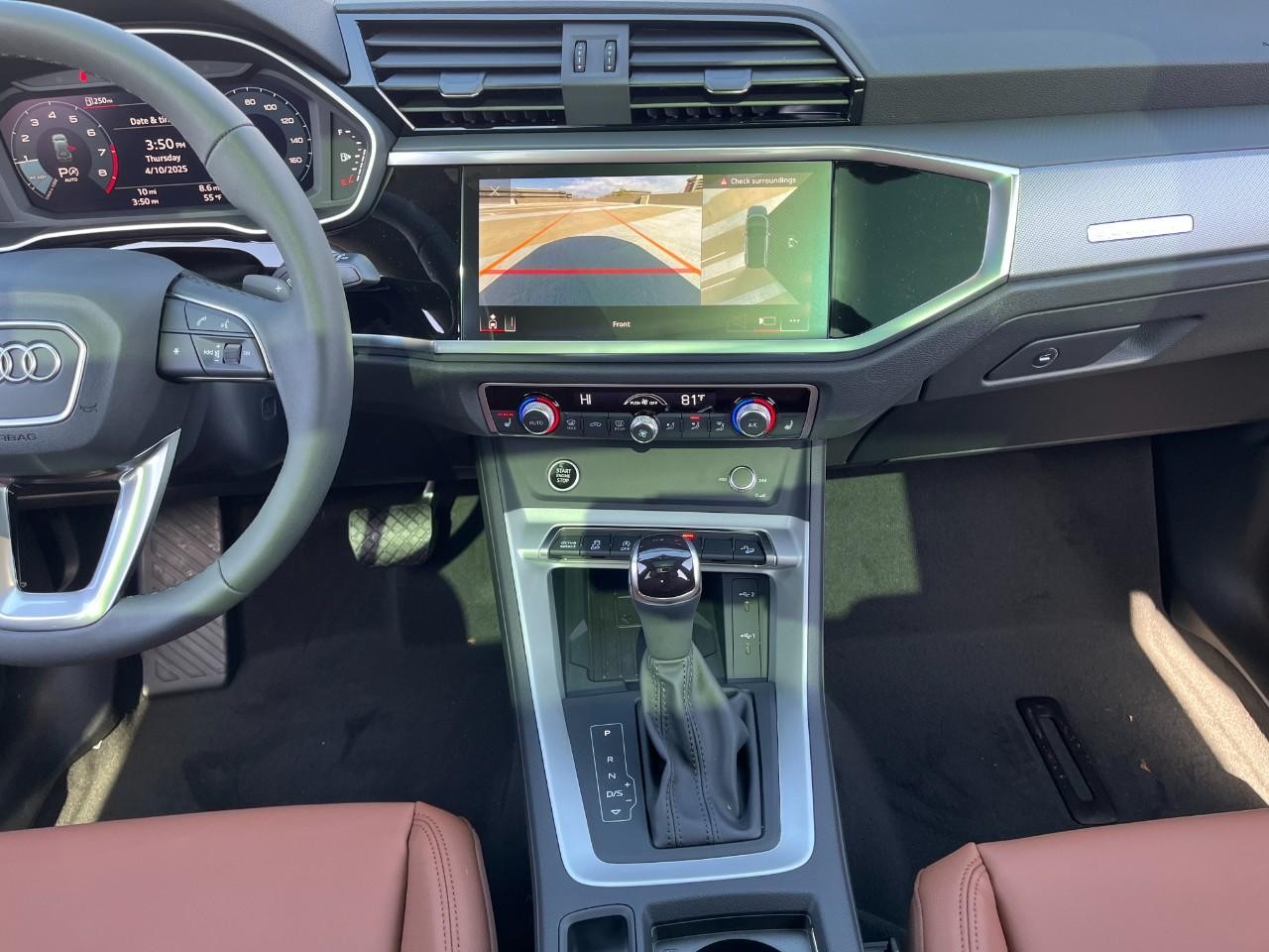 Audi Q3 Vehicle Full-screen Gallery Image 16