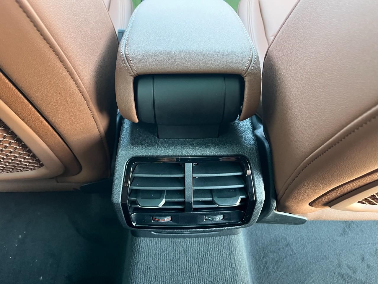 Audi Q3 Vehicle Full-screen Gallery Image 18