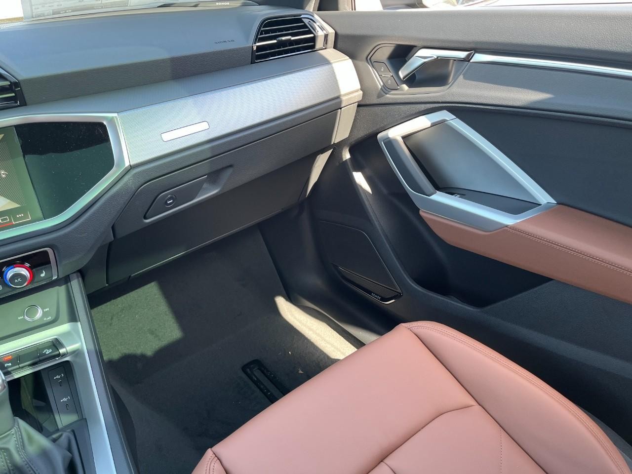 Audi Q3 Vehicle Full-screen Gallery Image 19