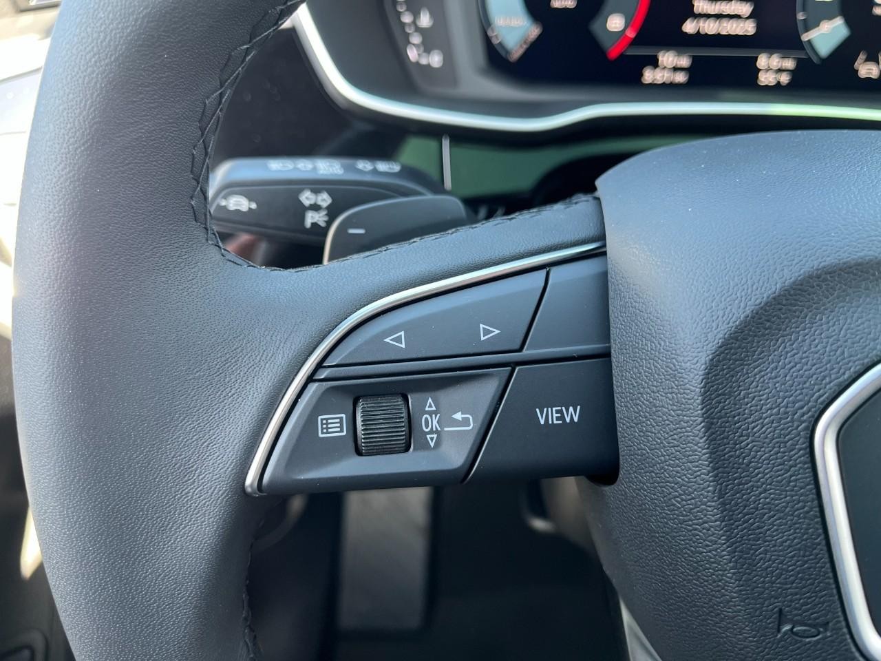 Audi Q3 Vehicle Full-screen Gallery Image 21