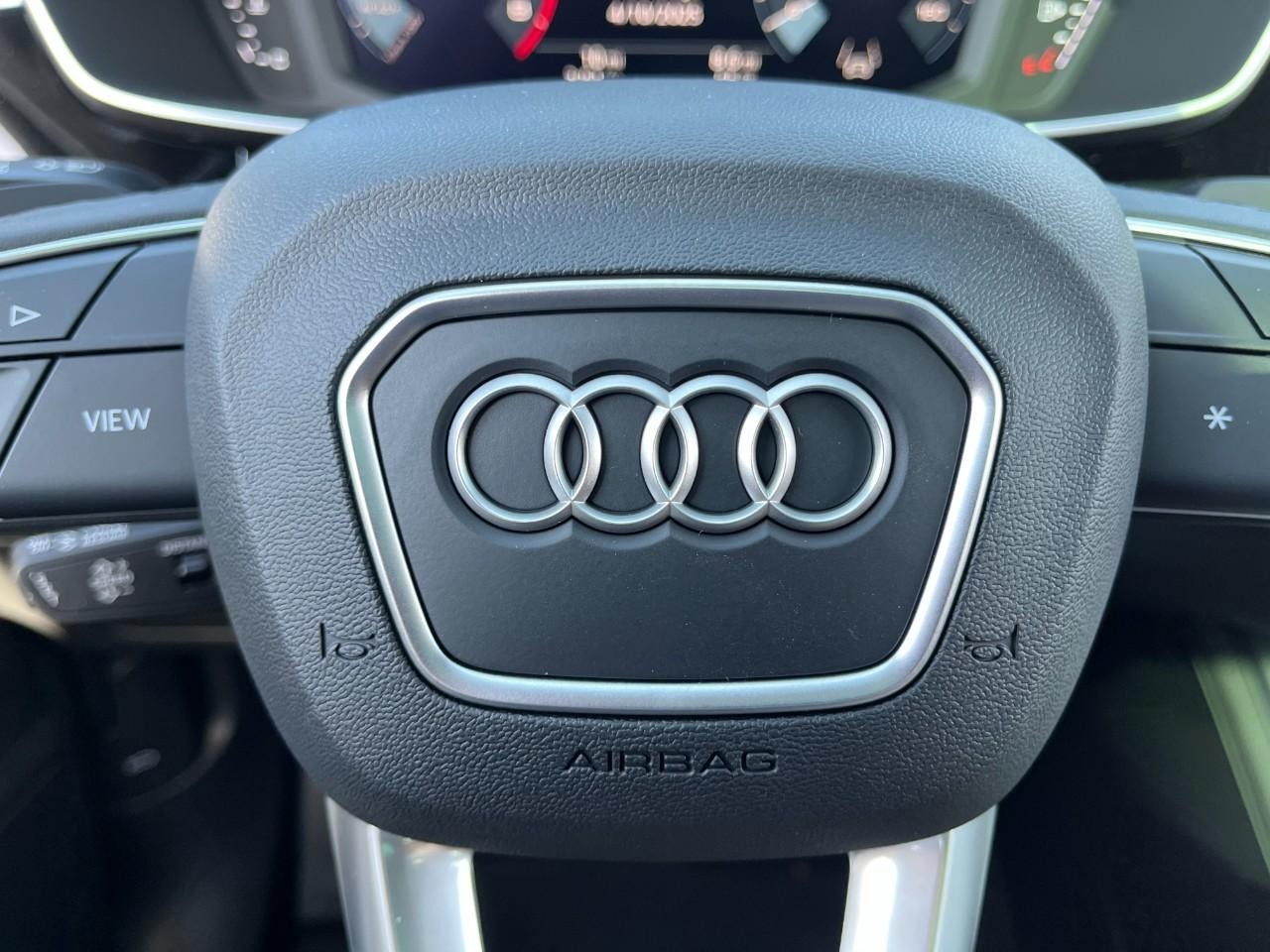 Audi Q3 Vehicle Full-screen Gallery Image 22