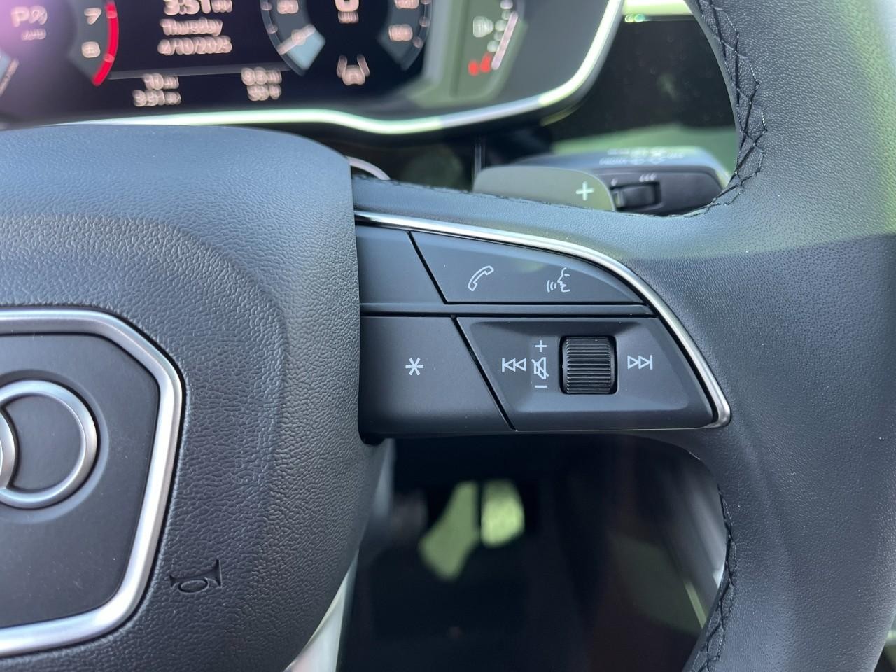 Audi Q3 Vehicle Full-screen Gallery Image 23