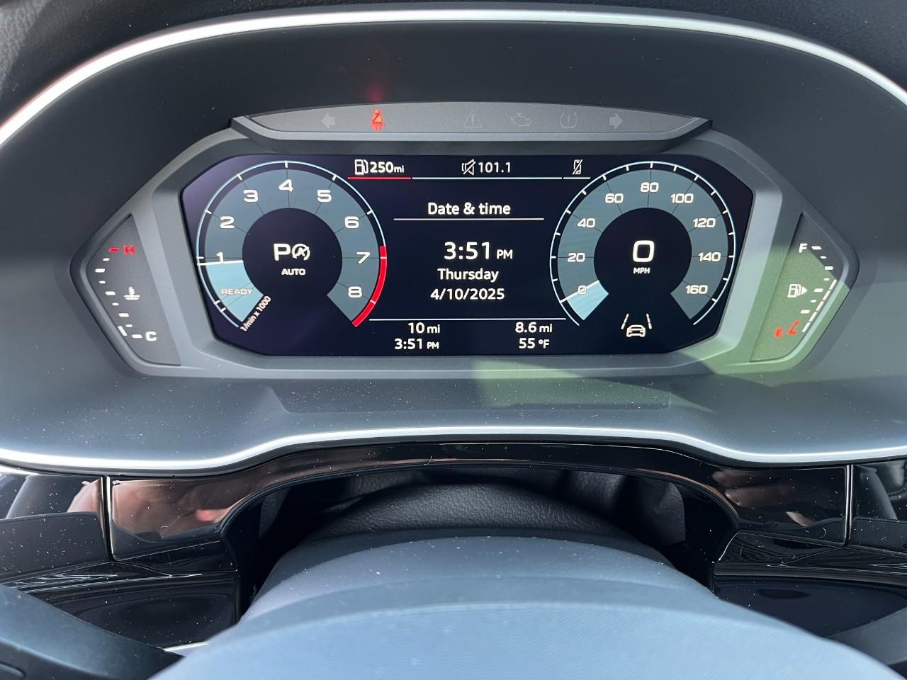 Audi Q3 Vehicle Full-screen Gallery Image 24