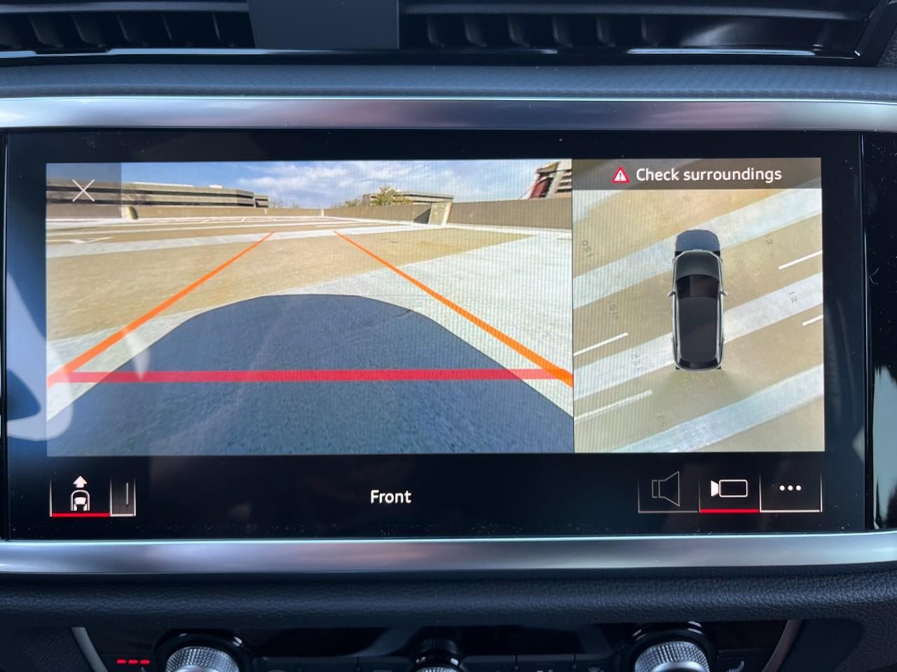 Audi Q3 Vehicle Full-screen Gallery Image 25